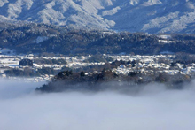 写真：台地を取り巻く雲海と雪景色（川田）