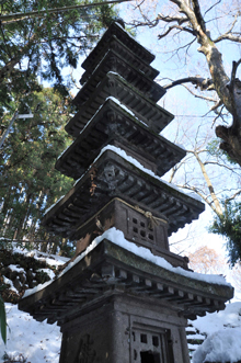 写真：沼須砥石神社の石造七重塔