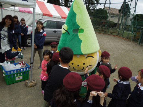 写真1：、ぬっくんが子どもたちに囲まれている様子