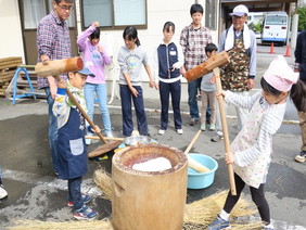 男の子と女の子餅つく