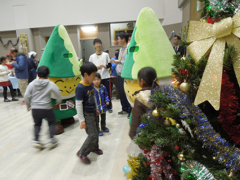 写真：クリスマスツリーと、ぬっくん、たっくん