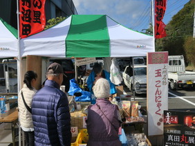 買い物するお客さん