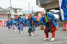 写真：バカ面笑福踊り