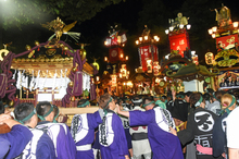 写真：須賀神社みこしと祭り囃子共演