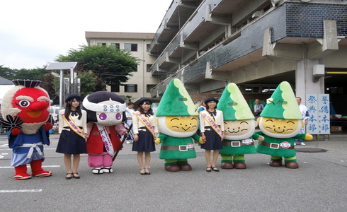 写真　ミス沼田の3名とぬまたんち