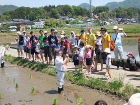 田植え作業の説明を受ける