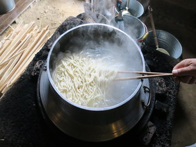 大きな窯でうどんをゆでます