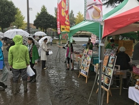 雨の中の出展