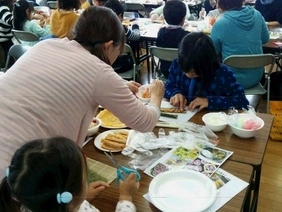 親子で太巻きを作る