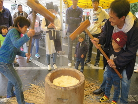 子どもたちで餅つき