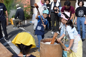 子どもたちで餅つき