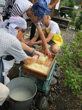 うどんを冷やしている写真