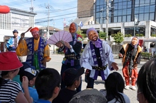 写真：バカ面笑福踊り