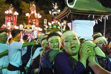 写真：須賀神社みこしと祭り囃子共演