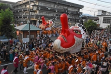 写真：天狗みこし出発