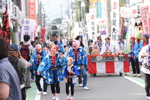 写真：バカ面笑福踊り