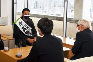 歓談する髙橋投手と横山市長の写真