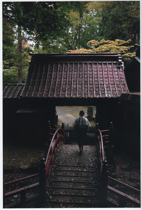 写真：橋を渡る人の写真