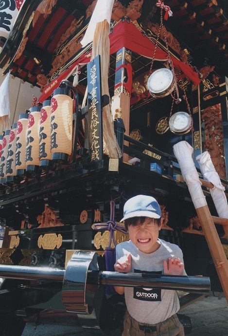 写真：山車と子どもの写真