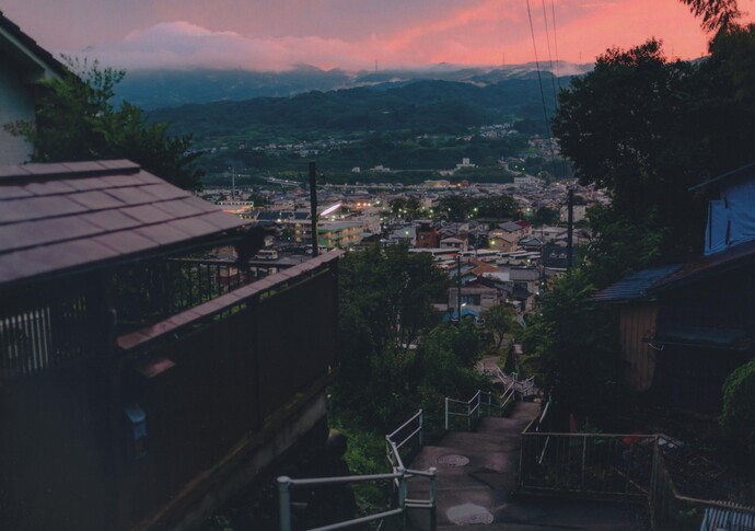 写真：夕暮れの街の写真