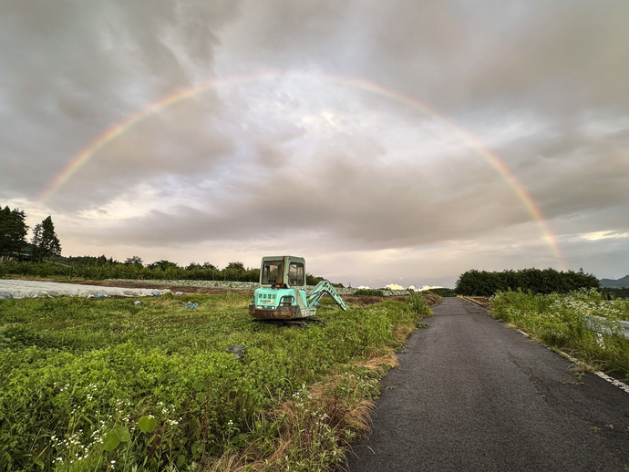 写真：虹と畑と重機の写真