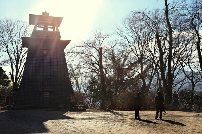 写真：日差しと沼田公園の鐘楼の写真