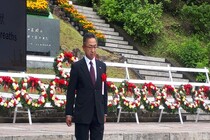 写真　献花する沼田市長