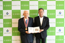 8月3日（水曜日）95歳コーヒー焙煎士　加藤さん表彰