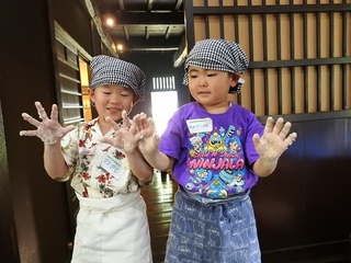 子どもの手がうどん粉だらけの写真