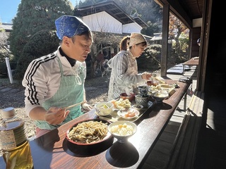 そばを食べてる風景