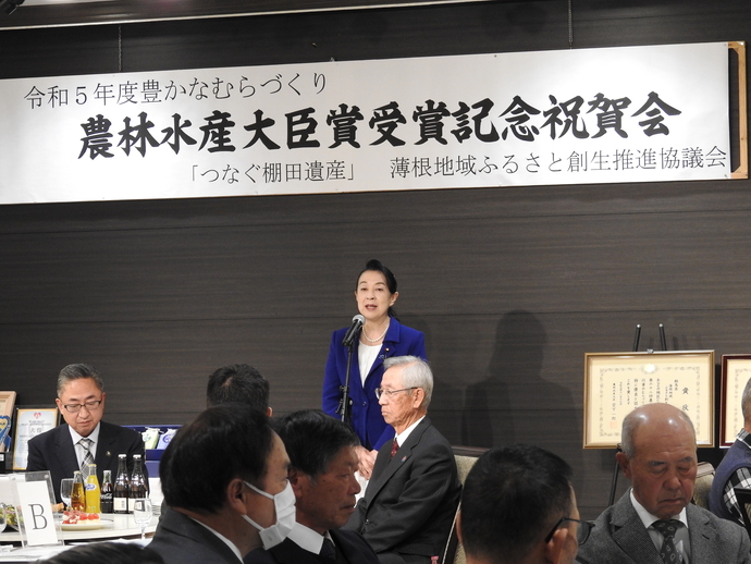 受賞祝賀会で挨拶をする尾身朝子衆議院議員