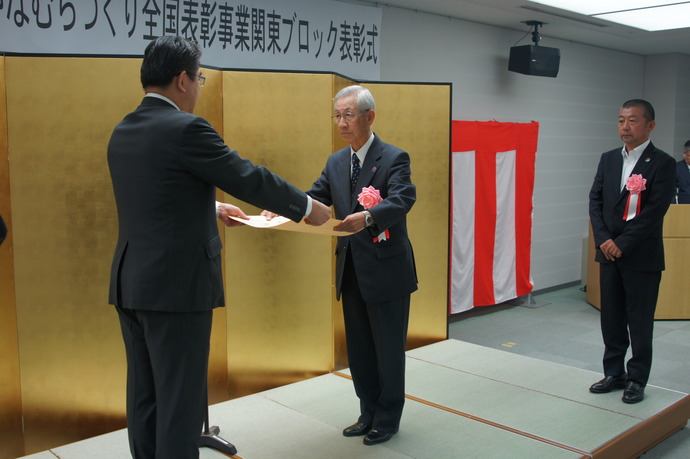 関東農政局長から表彰を受ける山口耕会長