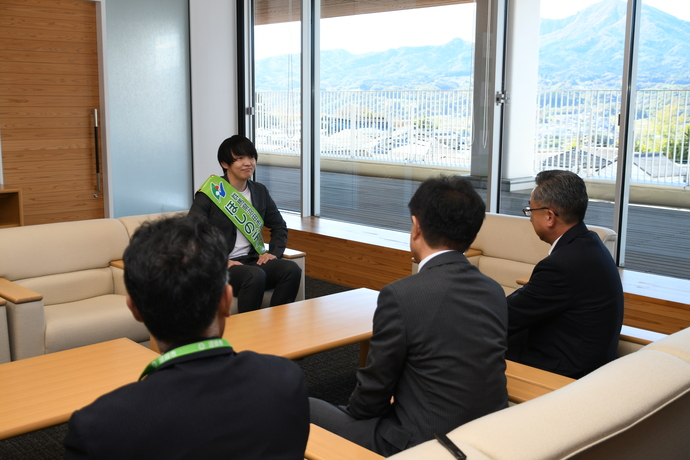 歓談するほしのさんと星野市長の写真