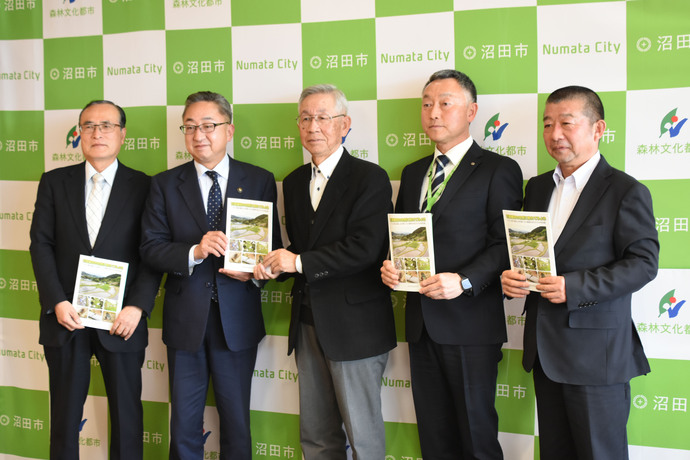 『「つなぐ棚田遺産」自然豊かな石墨棚田周辺の生き物図鑑』贈呈式