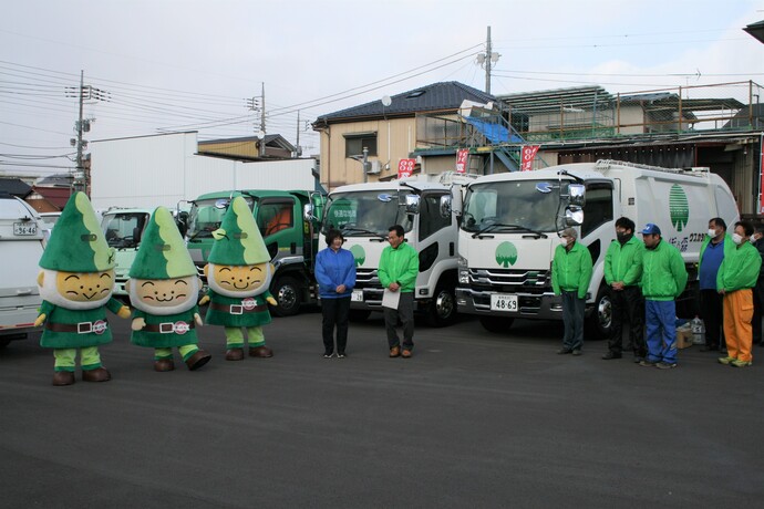 10台の清掃車と1台のトラック