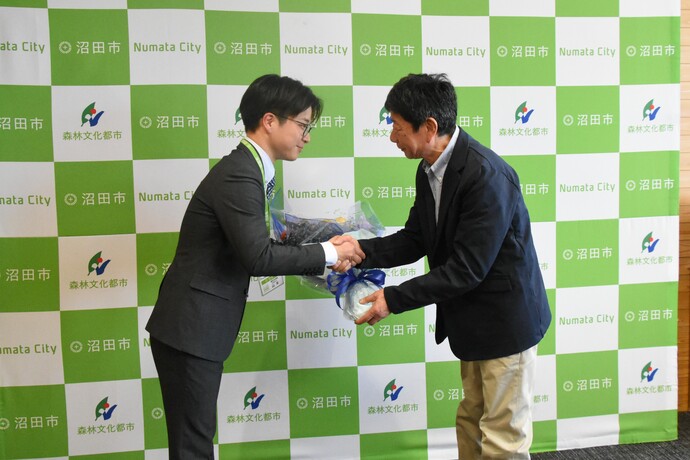 山本隊員、金井隊員　引継式