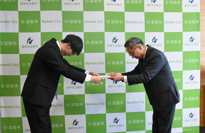 山本隊員、金井隊員　引継式