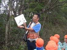 先生が絵本を読みます