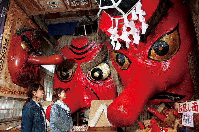 The giant mask measures