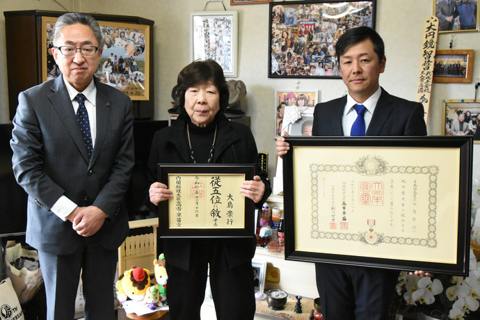 旭日雙光章並びに従五位の伝達