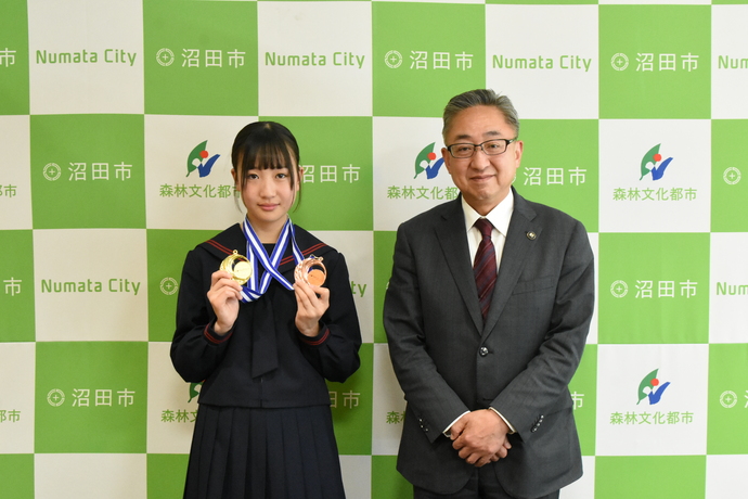 メダルを手にする佐伯さんと星野市長