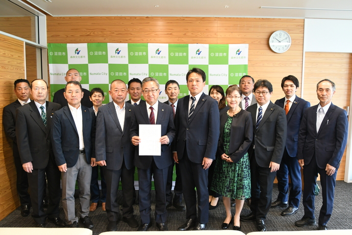 市議団から星野市長へ提言書の提出