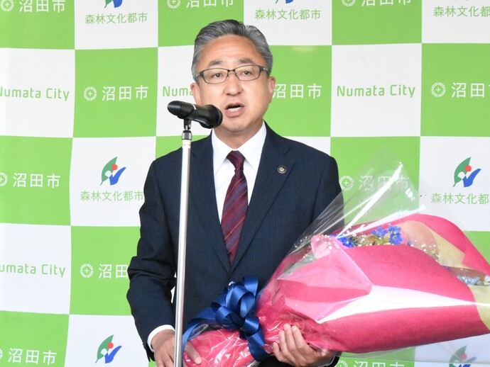 市民らの歓迎の中初登庁する星野市長