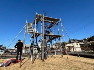 写真：イルミネーション飾り付けの様子2