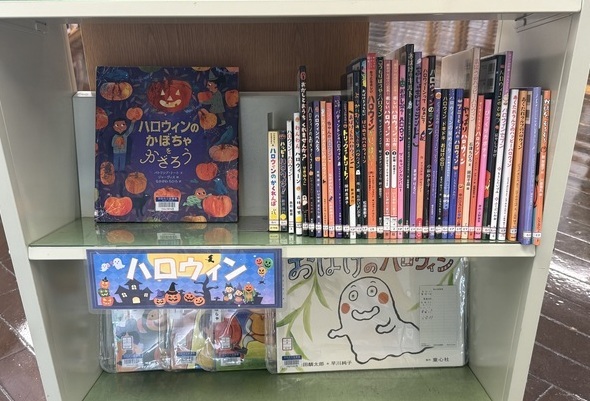 ハロウィンに関する図書資料が、ブックトラックに集められている。