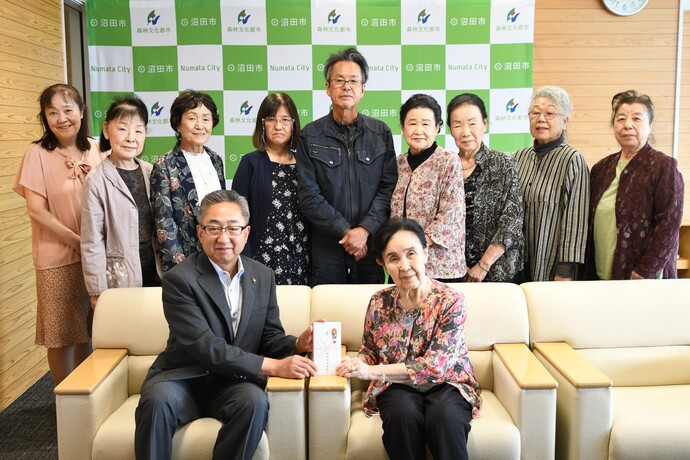 沼田市邦楽協会の皆さんと星野市長の集合写真