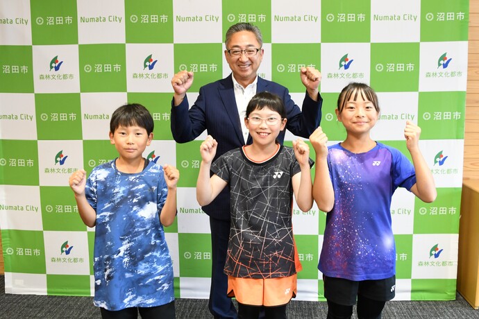 沼田ジュニアソフトテニスクラブの選手たちと星野市長の集合写真