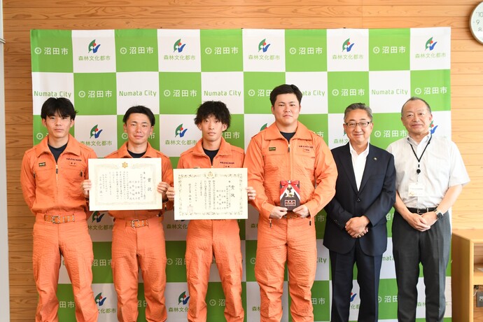 優勝した利根沼田広域消防本部の隊員たちと星野市長の集合写真