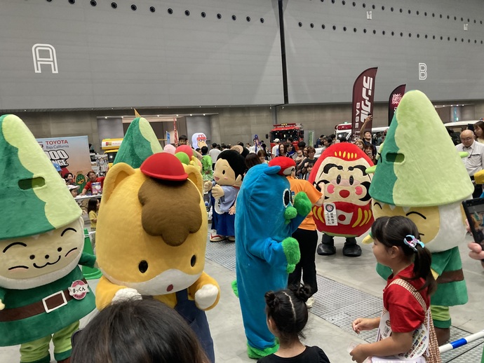 ぐんまちゃんとキャラクターたちのダンス画像