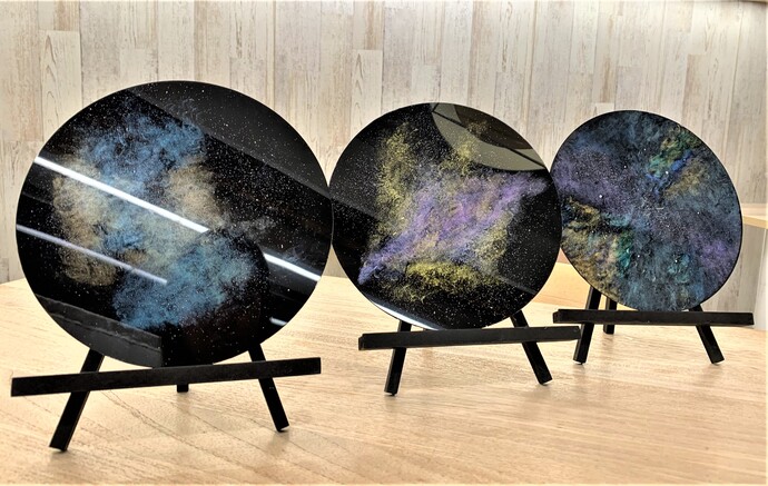 直径20センチのパネルに宇宙が描かれている見本の写真
